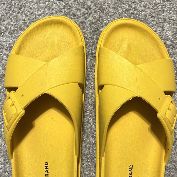 Yellow Lucky Brand slides - Picture 7 of 7